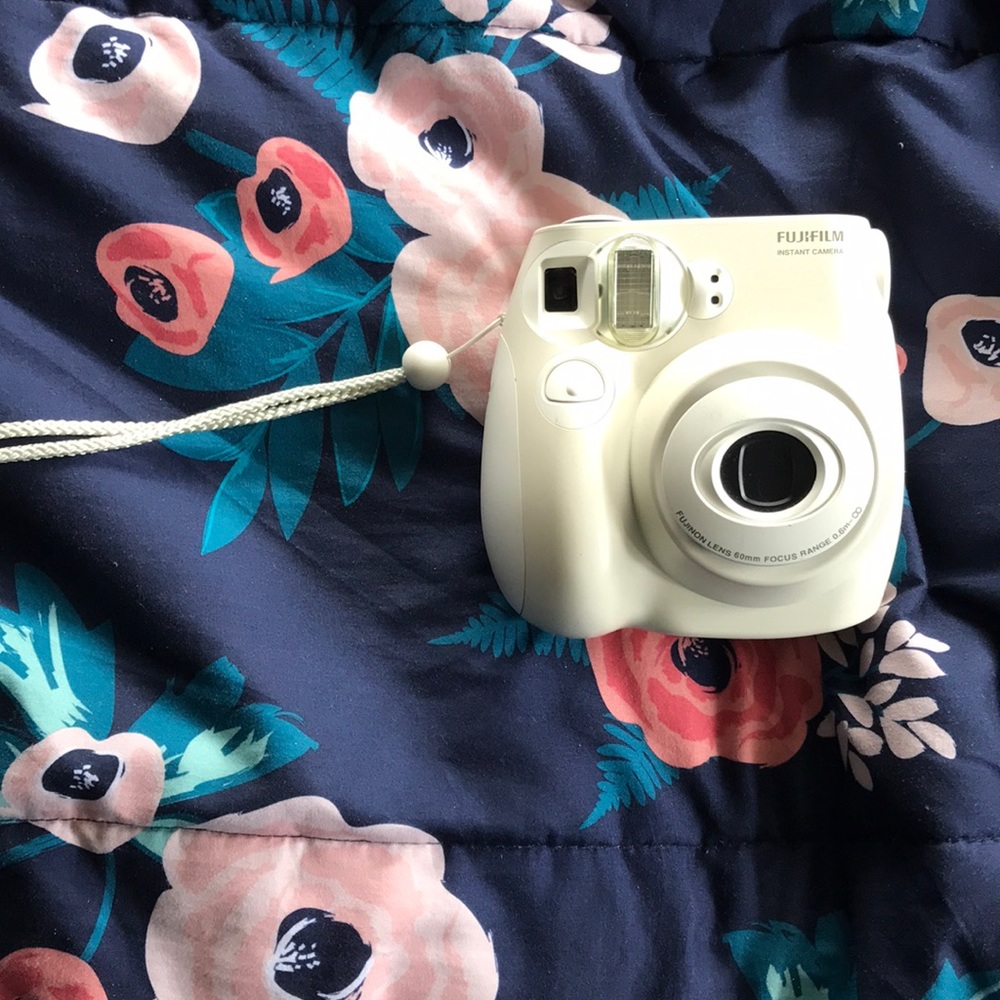 Fujifilm Polaroid Camera and Film Bundle